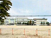 四日市市立橋北小学校東橋北小学校と西橋北小学校の二校が統合し創設。2013年4月1日　開校自分や生活をよりよくするため自ら考え行動する子の育成を教育目標に掲げる 280m