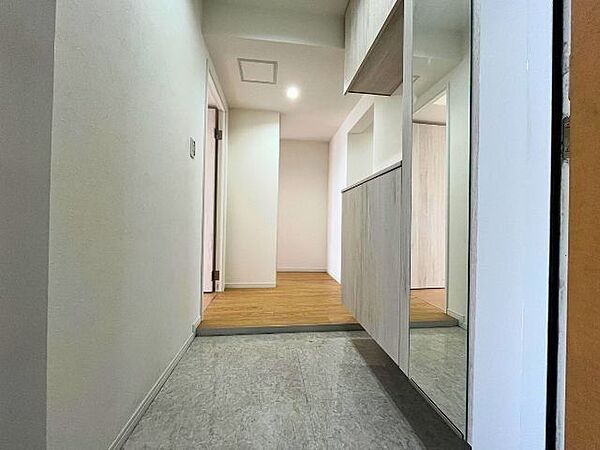 玄関：姿見付のシューズボックスでお出かけ前のチェック♪鍵や小物を置いておけるスペースもあり、玄関飾りも楽しめそうです♪（2026年3月6日撮影）