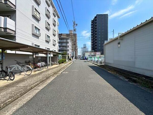 東側の前面道路です。車がすれ違うのに十分な道幅です。車が2台と通行人も通れる幅となっています。（2025年8月19日　撮影）