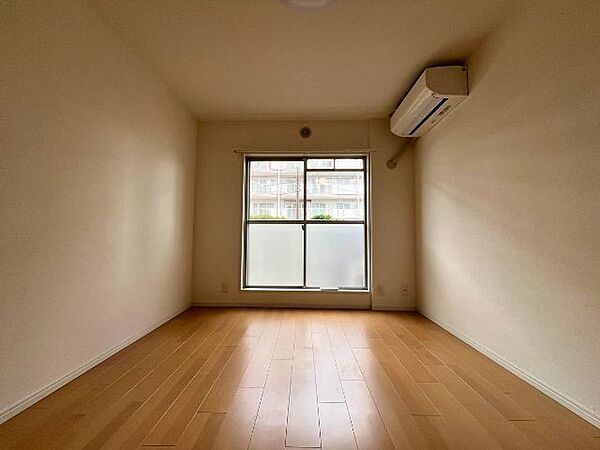 北東側6帖：和室を洋室にリノベーションしています。北側のお部屋は、家具の日焼けがしにくく、夏は少し涼しく過ごせます。（2026年3月6日撮影）