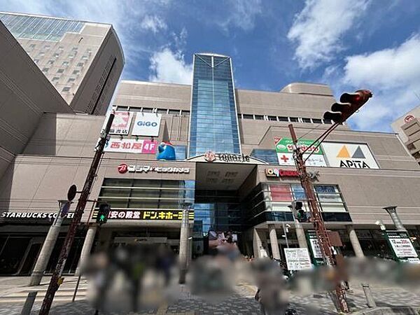 トナリエ四日市生鮮食品や生活必需品など暮らしを彩るフロアや書籍、アミューズメントパーク、映画館などの日常に潤いを与えるフロアを兼ね備えた複合商業施設です。 490m