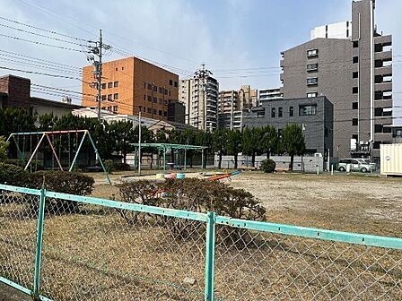 城西公園【遊具あり。公衆トイレあり。犬も同伴でき、散歩や軽い運動を楽しみながらペットとの時間を存分に満喫できます。家族みんなで自然を感じられる場所です。】 340m