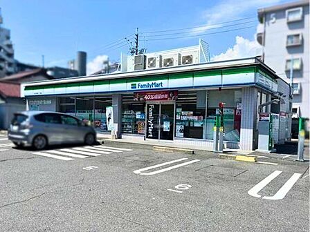 ファミリーマート 四日市堀木一丁目店スローガンは「Fun&Fresh」。驚きやワクワク感を与えるべく、商品改革に取り組んでいる。(電子マネー利用可 ATMあり ネット通販あり)Tポイントサービスあ…