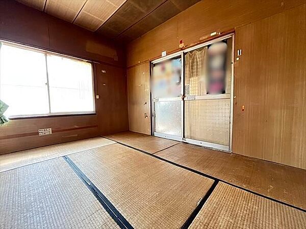 台所横の和室には押入があります。窓を開ければ風が良く通ります（2025年5月13日撮影）