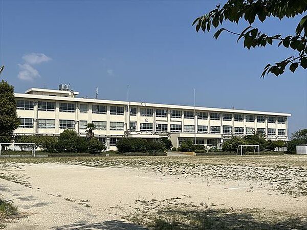 四日市市立泊山小学校『未来を切りひらき、幸せに生きる子どもの育成』を令和6年度の学校づくりビジョンとして掲げています。 1340m