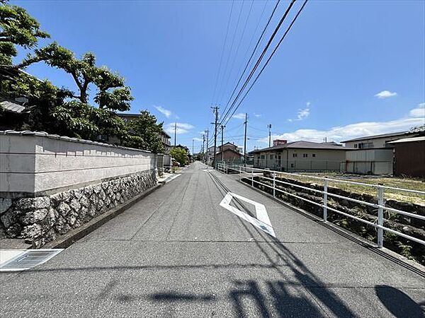 水路を挟んだ道路です。2台の車がすれ違うことが出来る道幅です。（2025年6月17日撮影）