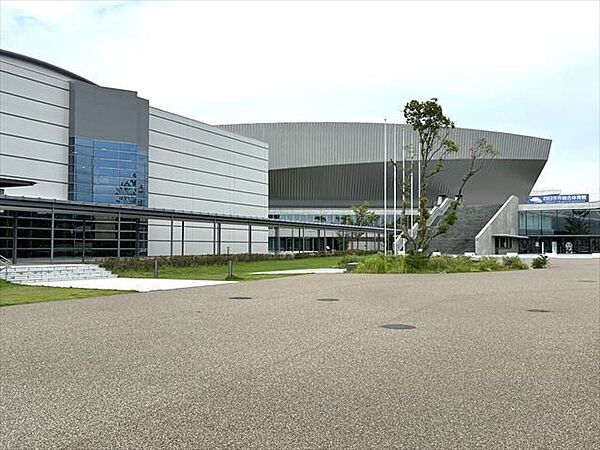 中央緑地体育館やフットボール場、ランニングコースなどのスポーツ施設がある緑地公園。 700m