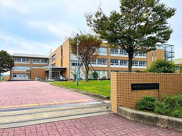 四日市市立港中学校昭和22年　四日市市浜田地区、納屋地区を学校として四日市市立東中学校を設立心を豊かにして自主的、主体的に行動し、互いに高め合う生徒の育成を教育目標に掲げる 1900m