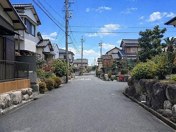 南東側道路：道幅が広すぎると交通量が増えてしまうのも心配ですので、これぐらいが理想的な道幅なのかもしれませんね。（2025年12月19日撮影）