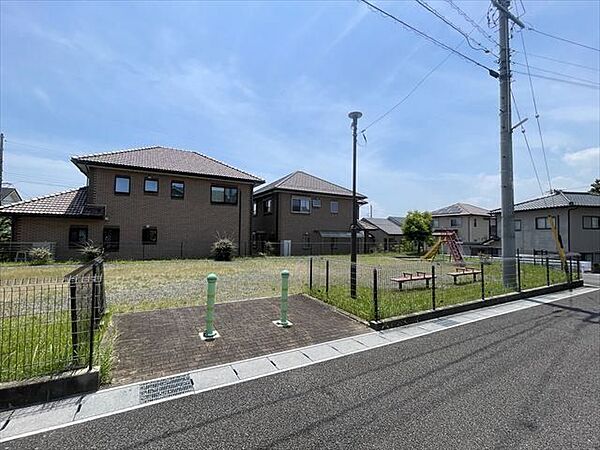 松本6号公園滑り台、鉄棒、うんていなどの遊具がある広めの公園です。手入れが行き届いおり綺麗な公園です。 280m