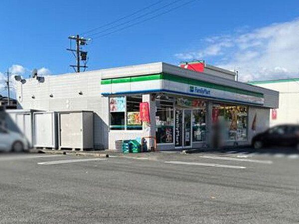 ファミリーマート 四日市青葉町店24時間営業。スローガンは「Fun＆Fresh」。驚きやワクワク感を与えるべく、商品改革に取り組んでいる。（電子マネー利用可　ＡＴＭあり　ネット通販あり）Tポイント…