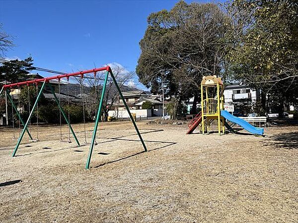 大羽根園東公園ブランコ、すべり台、ベンチがあり、小さな子も楽しむことができる公園です。手入れも行き届いています。 910m