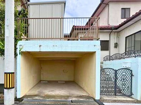 雨風や紫外線から守れるガレージ車庫で愛車の塗装の劣化やサビを防ぐ効果が期待できます（2025年9月14日撮影）