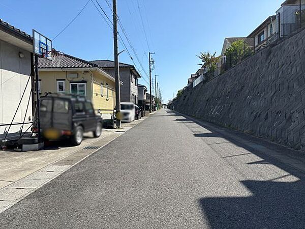 幅員約4.8mの前面道路です。車1台が余裕を持って通れる道幅です。車はスピードを控えるので事故率の軽減や歩行者も安心して通行できます。（2026年4月27日撮影）