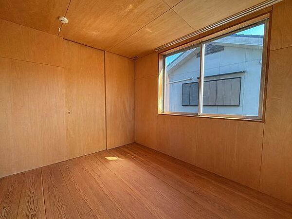2階南西洋室は収納付きで使い勝手良好。子ども部屋や書斎、寝室など幅広く活用できます。※一部画像修正をしています。（2026年4月27日撮影）