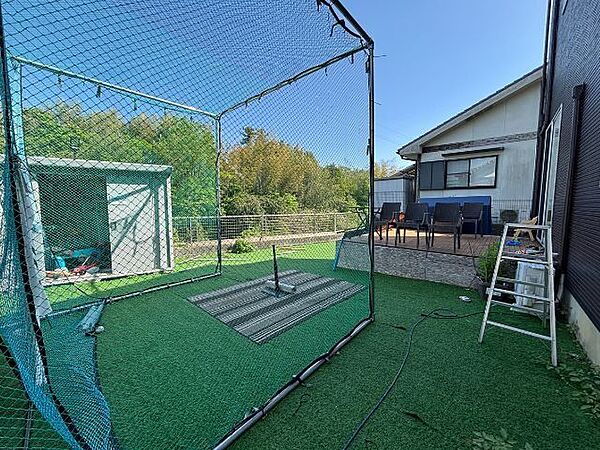 人工芝の庭はお手入れしやすく、遊び場や趣味スペースに最適。テラスと一体で楽しめます。（2026年4月27日撮影）