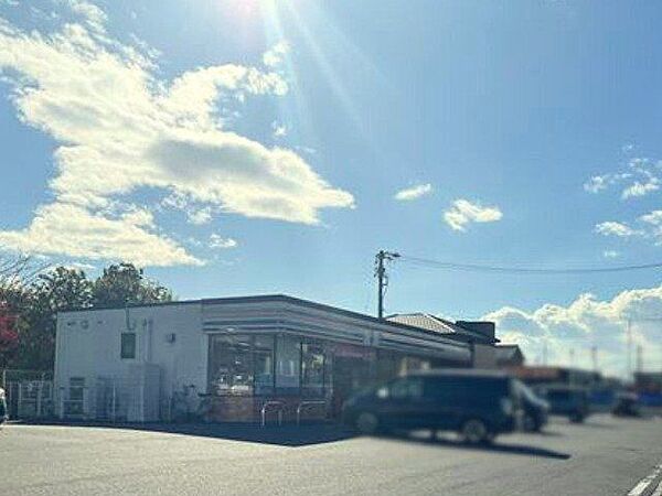 セブン-イレブン 四日市十七軒町店24時間営業。スローガンは「近くて便利」。地域の人へのサービスを重視し、配達サービスにも力を入れている。（電子マネー利用可　ＡＴＭあり　ネット通販あり）nanac…