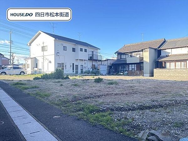約123.73坪の広い住宅用地です。大きな道路にも出やすく、車移動にも便利です。（2024年2月26日　撮影）