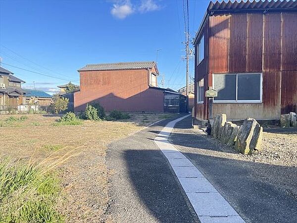 幅員約2.2mの前面道路です。セットバックが必要となりますが、道路の幅が広がり見通しも良くなるので、安全性も高くなります。（2024年2月26日　撮影）