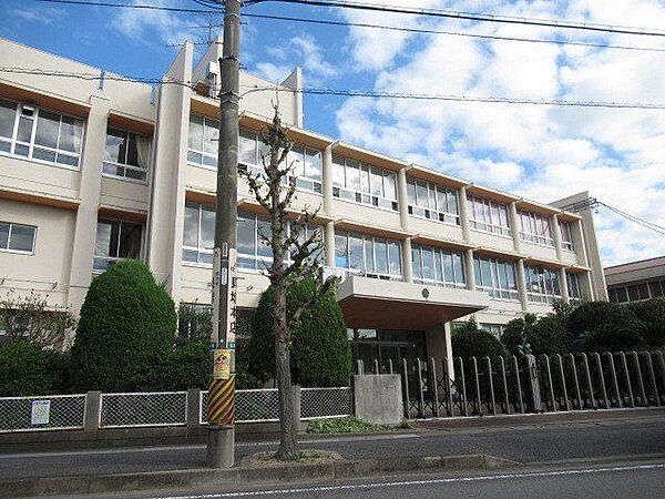 日進小学校　桑名市の公立小学校です。学校の最寄り駅は「近鉄：益生駅」徒歩約16分です。 290m