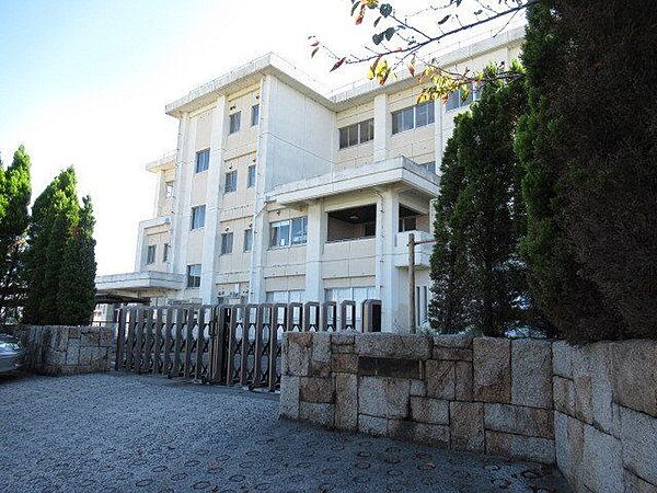 陽和中学校　桑名市の公立中学校。学校の最寄り駅は「近鉄：益生駅」徒歩約24分となります。 700m