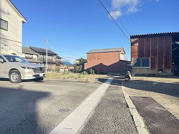 幅員約2.2mの前面道路です。セットバックが必要な道路となります。大型車が入ってこれないので、騒音などの心配はありません。（2024年2月26日　撮影）