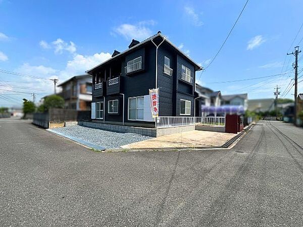 通風採光の良い南東角地♪2方面共に幅員約5.5mの前面道路です。車がすれ違える道幅です。車1台とベビーカーですれ違っても余裕のある道幅は安心ですね。