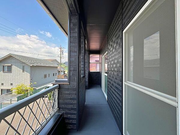 2階洋室7帖と7.5帖の2部屋から出入りできるバルコニー