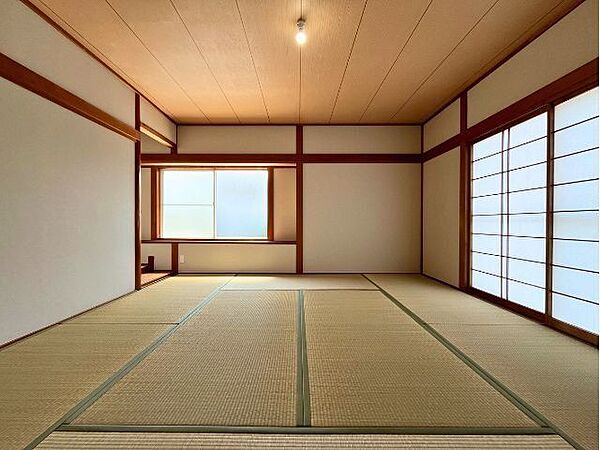 1階8帖和室は障子があり外部からの視線や暑さ、寒さを調整できます
