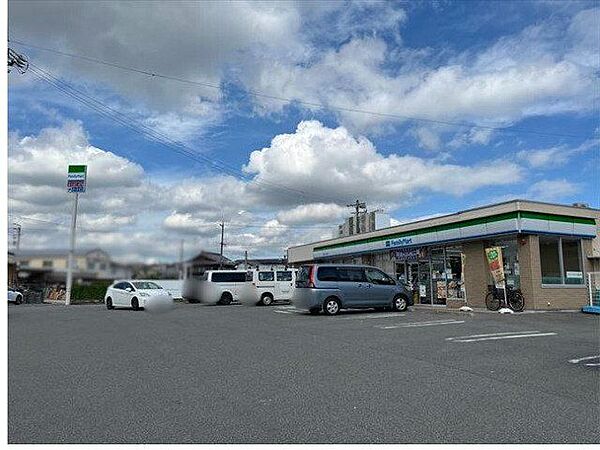 ファミリーマート　四日市小杉町店24時間営業。スローガンは「Fun＆Fresh」。驚きやワクワク感を与えるべく、商品改革に取り組んでいる。（電子マネー利用可　ＡＴＭあり　ネット通販あり）Tポイント…