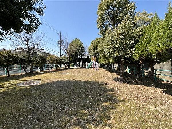みゆきヶ丘児童遊園住宅街の角に位置し、遊具はすべり台が設置されています。 410m