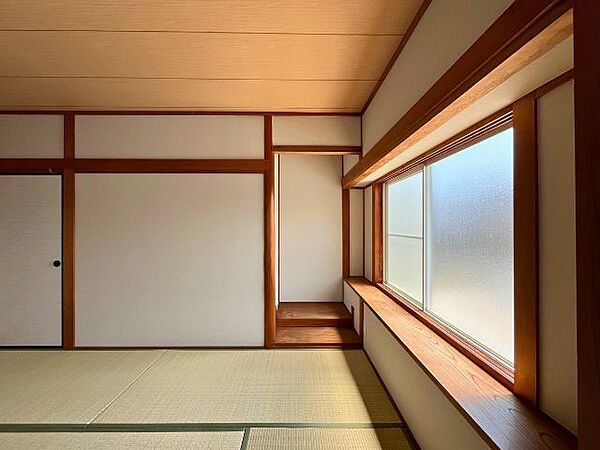1階8帖和室には床の間と出窓がありお部屋を広く見せます