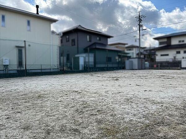 平津新町 公共広場広々としていて手入れが行き届いた公園です。防災倉庫があるので、安心して遊ぶことができます。 460m