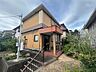 外観：玄関前には屋根付きポーチがあり、雨の日の出入りにも便利です。庭スペースがあり、緑を感じることもできますね！（2026年6月22日撮影）
