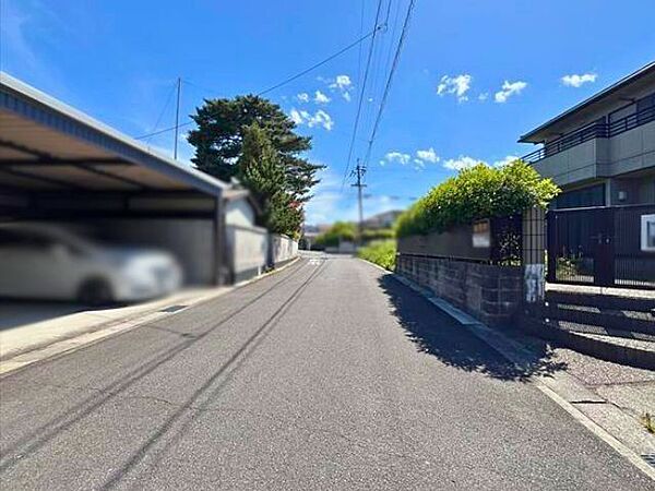 幅員約6mの前面道路です。道路幅が広いので、向かいの住宅とも距離があるため日当たりも確保しやすいです。（2026年5月9日　撮影）