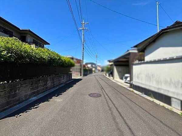 幅員約6mの前面道路です。道路幅にゆとりがあるので、車種を選びません。大きめの車を乗りたい方にもオススメです。（2026年5月9日　撮影）
