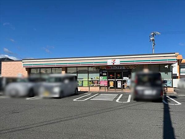 セブン-イレブン 菰野町大羽根園店24時間営業スローガンは「近くて便利」。地域の人へのサービスを重視し、配達サービスにも力を入れている。（電子マネー利用可　ＡＴＭあり　ネット通販あり）nana…