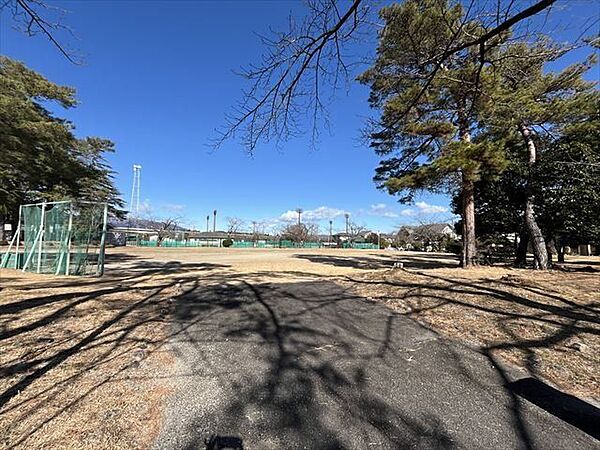 中央公園大羽根運動公園の入り口にある公園運動公園側にはテニスコート、グランドゴルフ場、野球場、サッカー場がある 660m