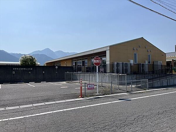 菰野町立菰野西こども園【適応年齢　0-5歳開所時間平日・土　7：30-18：30教育の特色：生きる喜びをわかちあい、心身ともに健やかにのびる子どもを育てる】 1080m