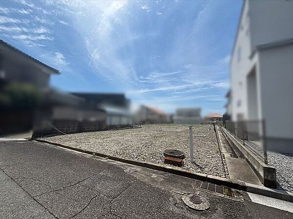 最寄り駅まで徒歩約7分と便利です。建築条件なしのお土地なのでお好きなハウスメーカーさんで建てられます。お気軽にご相談ください！（北西角から撮影）