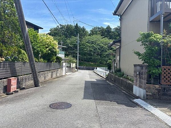 幅員約5.7mの前面道路です。2台の車がすれ違うことが出来る道幅です。車の出し入れもゆったりとする事が出来ます。