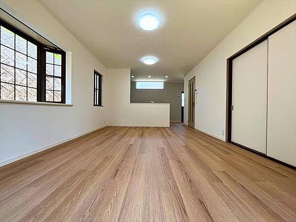 庭側から撮影；家具の配置がしやすいストレートタイプのLDK。隣の和室の扉を開けて広く使うのも◎