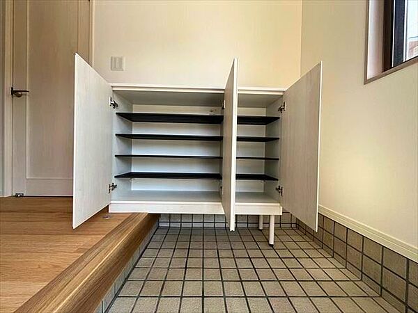 玄関にはシューズボックスを備え、家族みんなの靴をすっきり収納できます。玄関まわりを整理整頓しやすく、来客時にも気持ちの良い空間を保てる、毎日の暮らしにうれしい設備です。