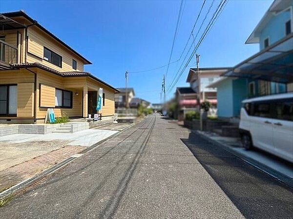幅員約6mの前面道路です。道路幅が広いので、向かいの住宅とも距離があるため日当たりも確保しやすいです。