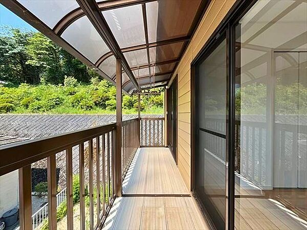 2階南側の2部屋から出入りできるバルコニー、屋根があり急な雨でも洗濯物が濡れにくそうですね