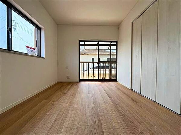 2階南東側6帖洋室。居室はすべて6帖です。お部屋作りがしやすい形と色味で家族でどのお部屋をマイルームにするか決めるのも楽しみの一つですね