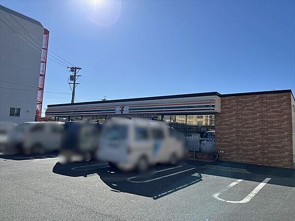 セブン-イレブン四日市中浜田町店24時間営業。スローガンは「近くて便利」。地域の人へのサービスを重視し、配達サービスにも力を入れている。（電子マネー利用可　ＡＴＭあり　ネット通販あり）nanaco…