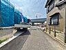 その他：幅員約5mの前面道路です。2台の車がすれ違うことが出来る道幅です。車の出し入れもゆったりとする事が出来ます。