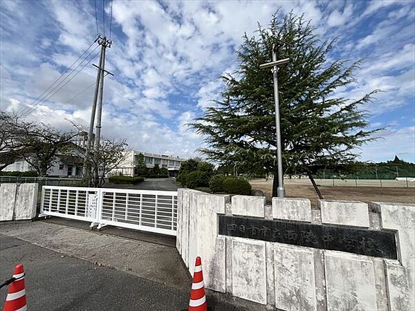 四日市市立西陵中学校”未来”をたくましくきり拓く生徒の育成を学校教育目標に掲げ、昭和51年に三鈴中学校と水沢中学校の統合によりできた中学校 4280m