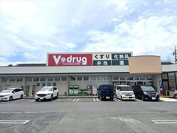 V・drug四日市桜花台店営業時間　9:00-21:00日用品以外にも食料品も取り扱っているので便利です。毎週水曜日と土曜日は、ポイント3倍デー。クレジットカード・電子マネー・スマホ決済利用可…